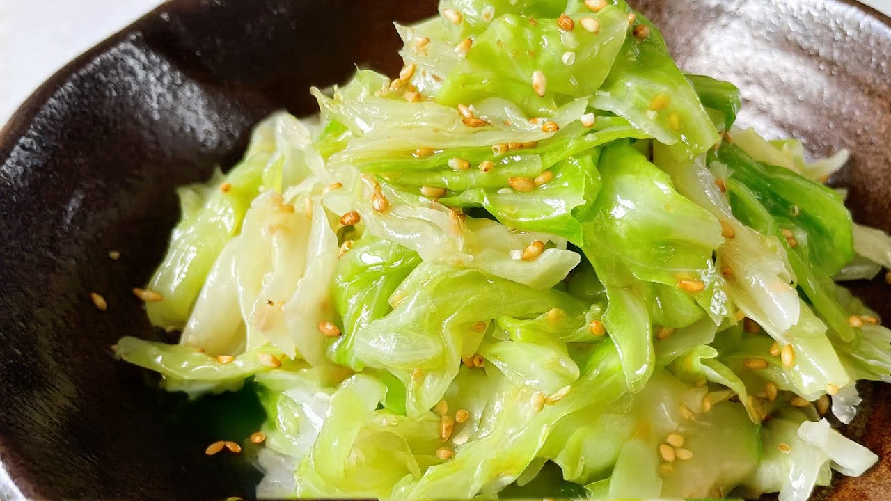 【300万回再生人気レシピ】レンジで超簡単！クセになるウマさ！蒸しキャベツナムルの作り方