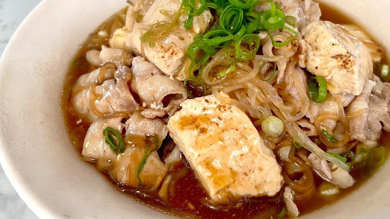 【150万回再生人気レシピ】たった10分煮るだけでぷるぷる&驚きの味しみ！肉豆腐の作り方