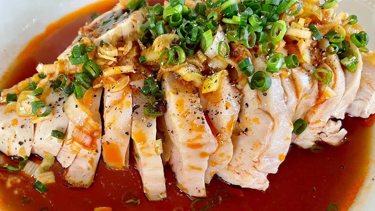 【150万回再生人気レシピ】レンジで簡単時短！ピリ辛タレが絶品！鶏むね肉がしっとりのよだれ鶏の作り方